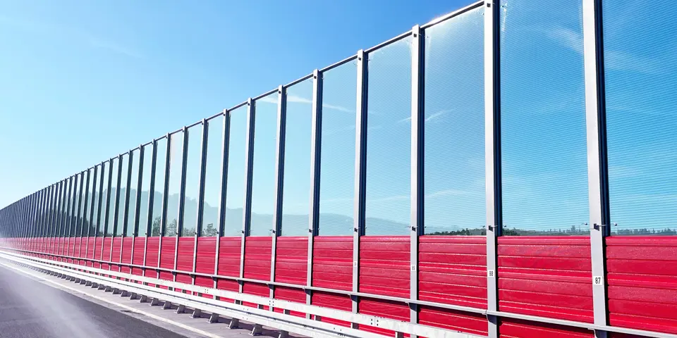 Transparente Elemente und durchgehender Handlauf der Lärmschutzwand an der Talbrücke Eisern